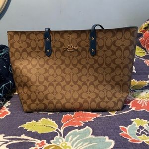 Signature Coach Town Tote in Khaki/Deep Atlantic